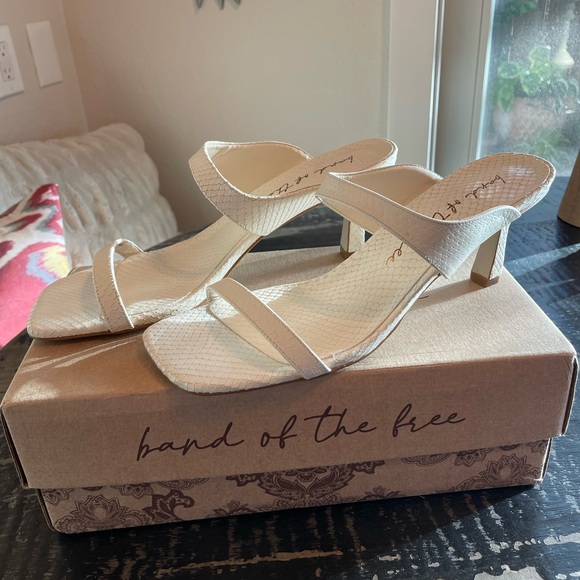 Land of the Free cream Snake Stamp Leather sandal. New in box. NWT. Size 9 - Picture 6 of 6
